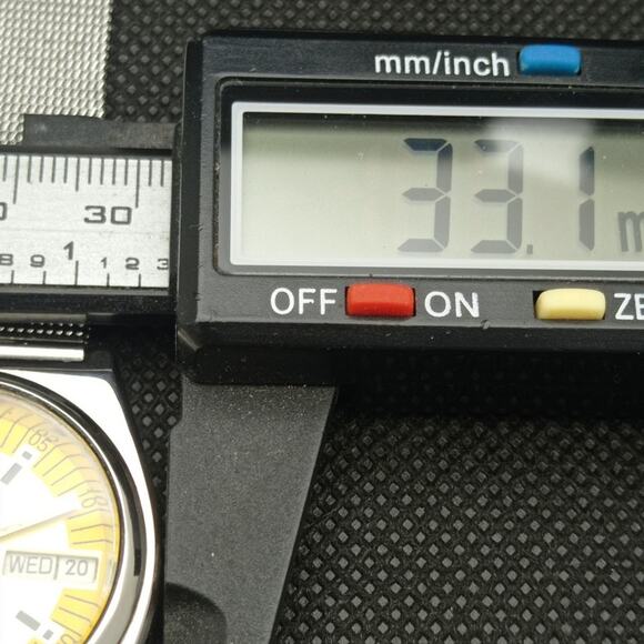 Vintage 1975 Citizen Automatic Mens Silver Watch W/daydate & Yellow accents - Picture 7 of 8